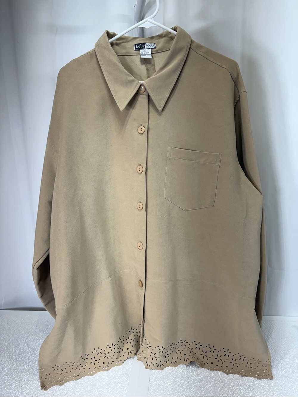 Kelly & Katie Women's Tan Button-Front Shirt with Laser-Cut Hem 3830